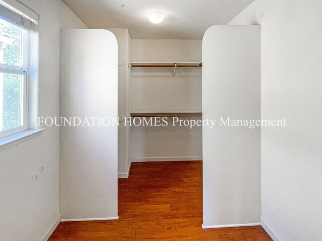 Building Photo - Great Layout, Newer Hamilton Condo - A/C - FOUNDATION -