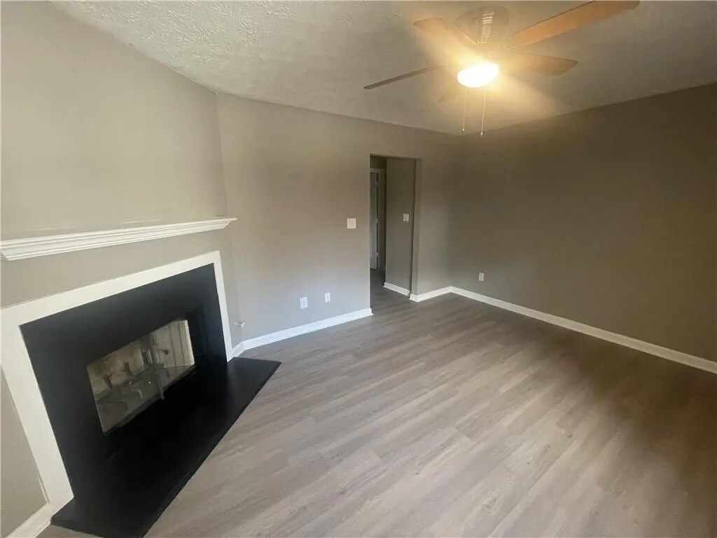 Unit B - 5787 Summerglen Ln