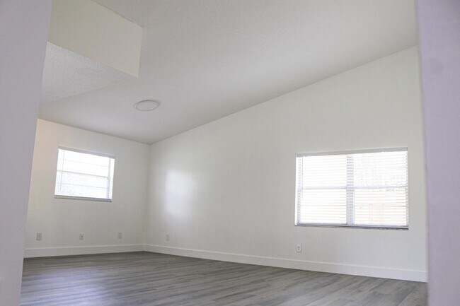 Building Photo - 2958 Bermuda Ave S