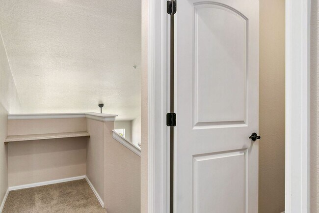 Building Photo - 3 Bedroom, 4 Bathroom, 2-Car Garage in Rig...