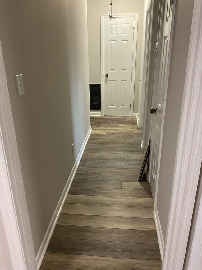 Building Photo - 2 Bedroom Brick Duplex in Prime Location with Full Renovation