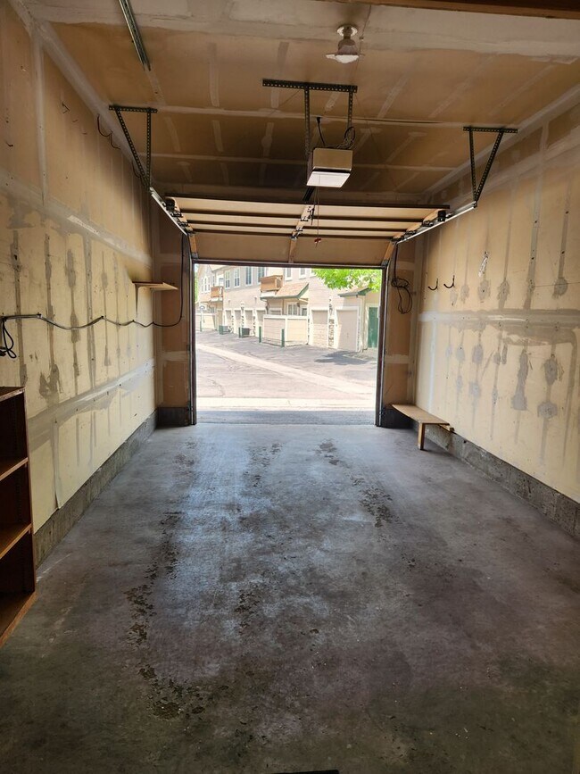 Building Photo - Stylish 2 Bed, 2 Bath Main-Floor Condo – U...