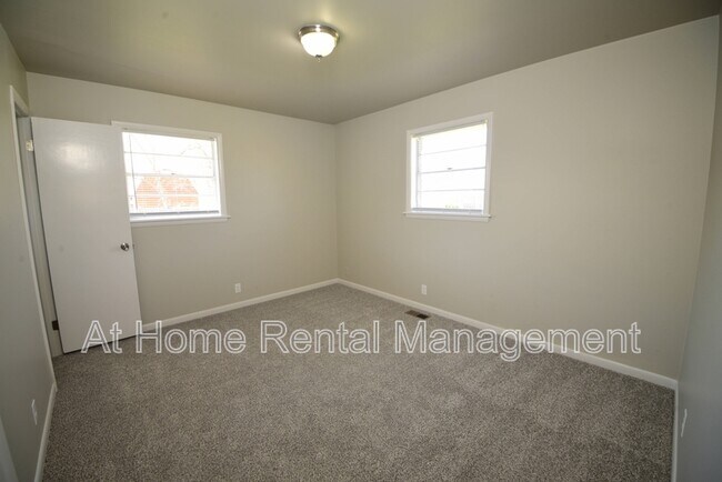 Building Photo - 10219 E 7th St