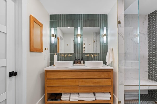 Building Photo - 450 NE 5th Cir