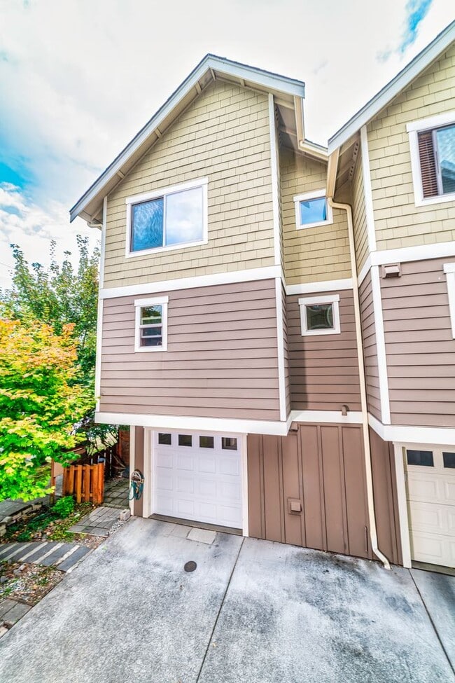 Building Photo - Beautiful 2BR/1.5BA Corner Townhome in the...