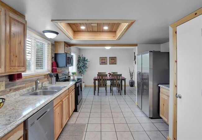 Building Photo - 4 Bed 4 Bath Home in District 20!!!