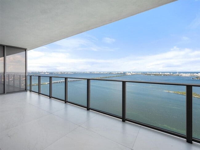 Building Photo - 700 NE 24th St