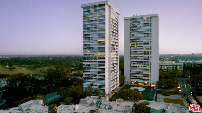 Building Photo - 2220 Ave of the Stars