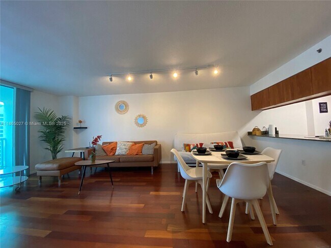 Building Photo - 1200 Brickell Bay Dr