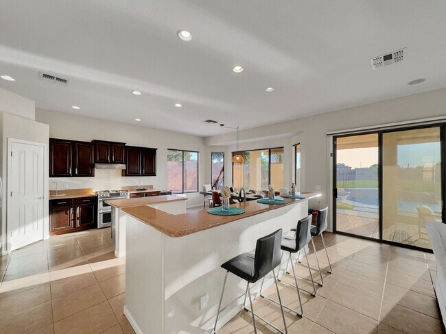 Building Photo - 6682 S Crestview Dr