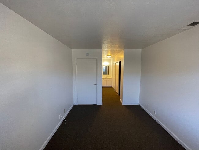 Building Photo - La Tierra Garden Apartments (2 Bed 1 Bath)