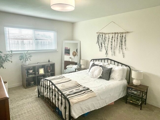 Building Photo - Custom Home in Country Club Estates!