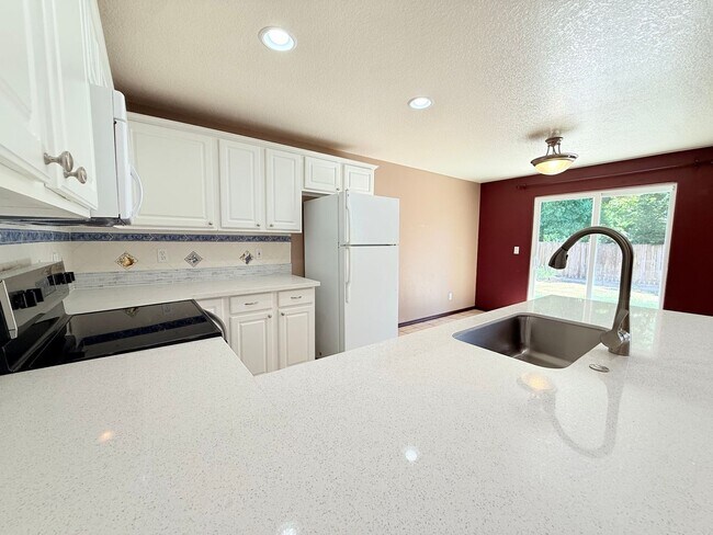 Building Photo - Beautiful 3 Bedroom Beaverton Home with New Carpet and Large Fenced in Backyard!