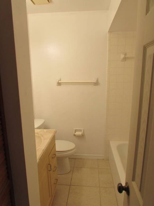 Building Photo - 2 Bedrooms/ 2 Baths, Large 2 story 1,050+ ...