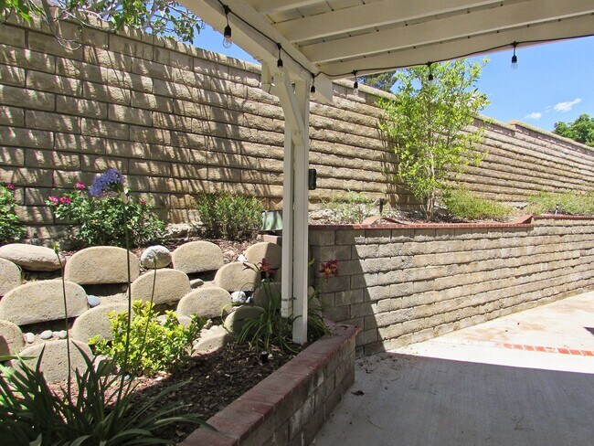 Building Photo - Gorgeous Private  Townhome on Cul-de-Sac--...