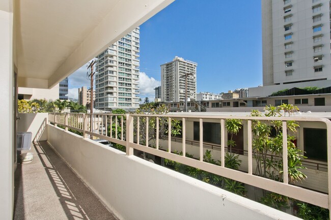 Building Photo - Waikiki 2 BD 1 PRK w/ Washer/Dryer in Unit