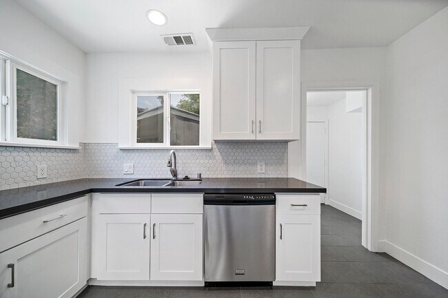 Building Photo - 4978 N Maywood Ave