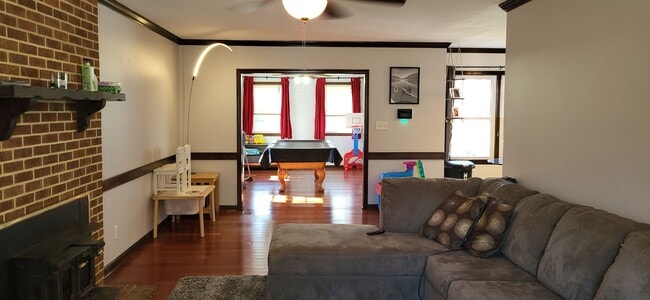 Building Photo - Spacious Home in Quiet Neighborhood