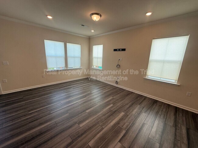 Building Photo - 886 Falls Grove Trl