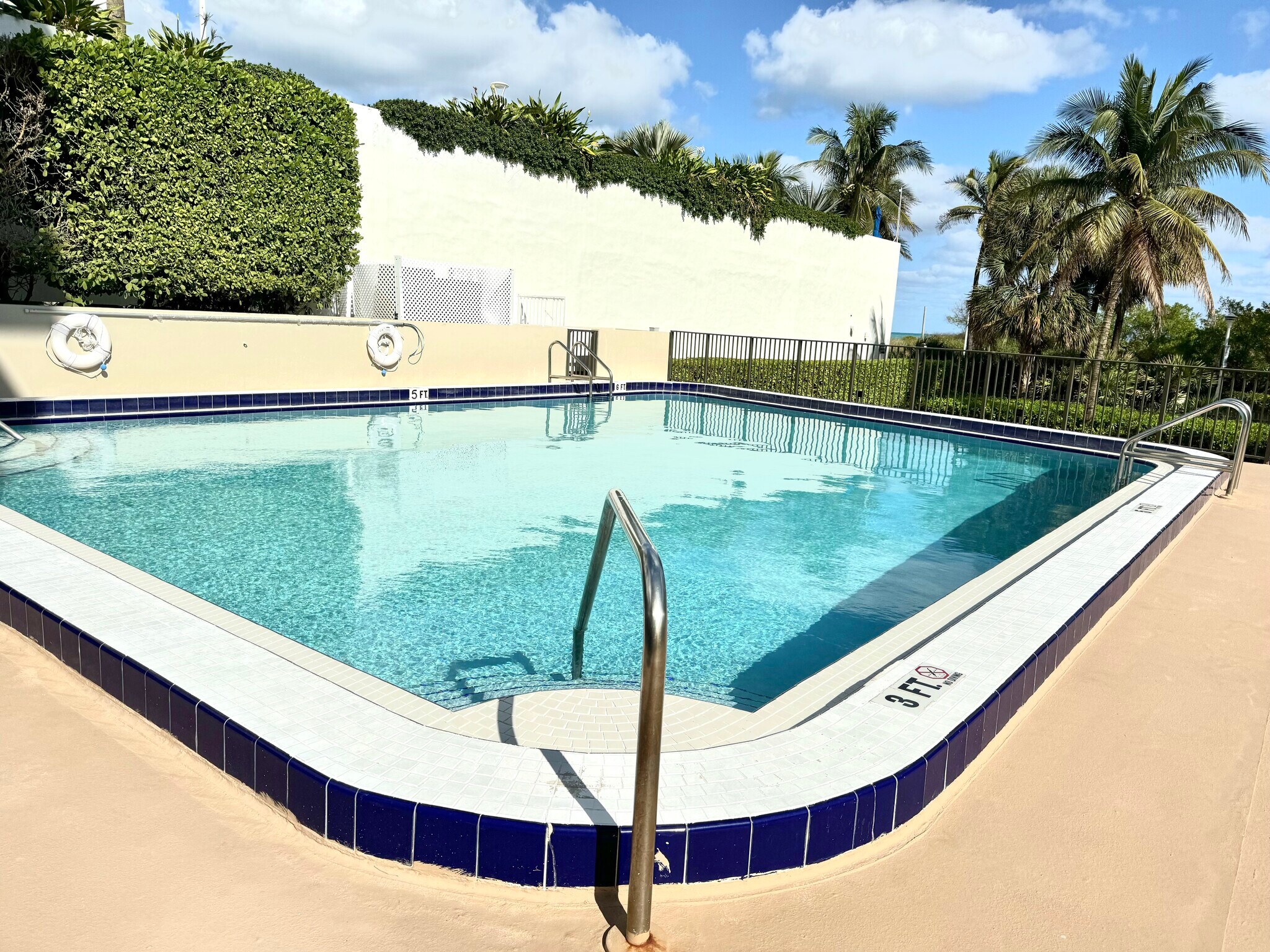 Building Photo - 1621 Collins Ave