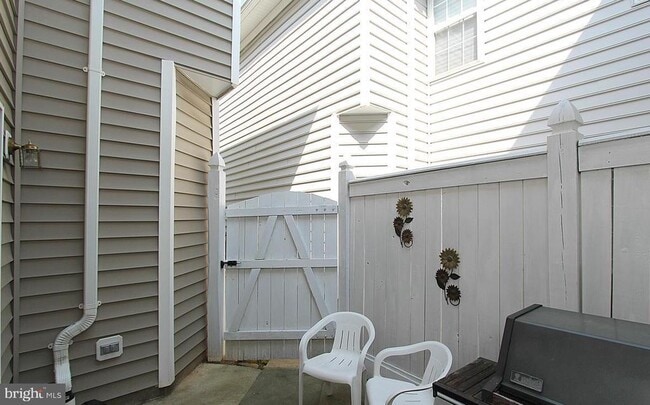 Building Photo - 537 Longhorn Crescent