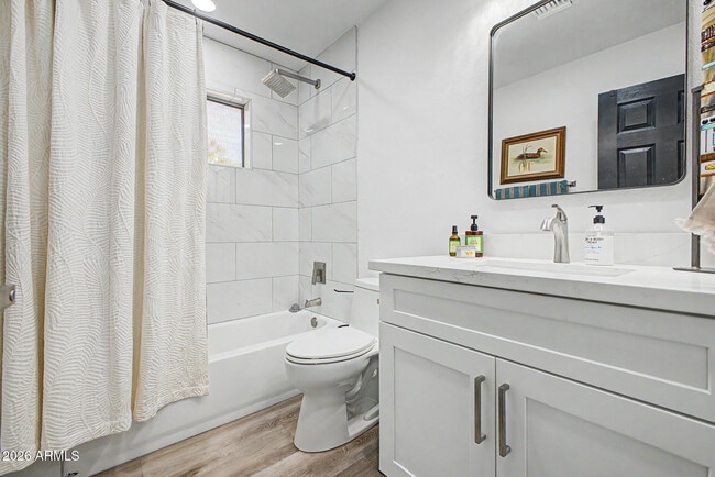 Building Photo - 5140 E Poinsettia Dr