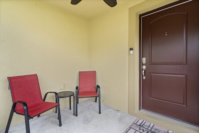 Building Photo - FULLY FENCED BACK YARD!