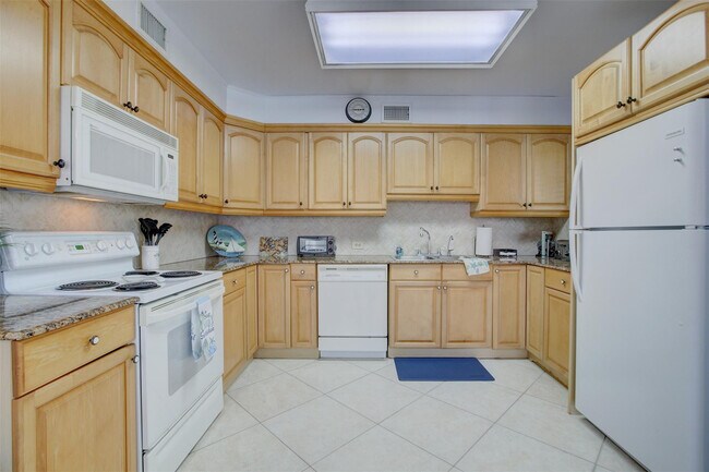 Building Photo - 999 N Riverside Dr