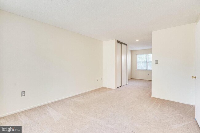 Building Photo - 2374 Hunters Square Ct