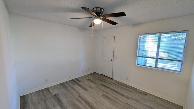 Building Photo - 910 Brett Dr