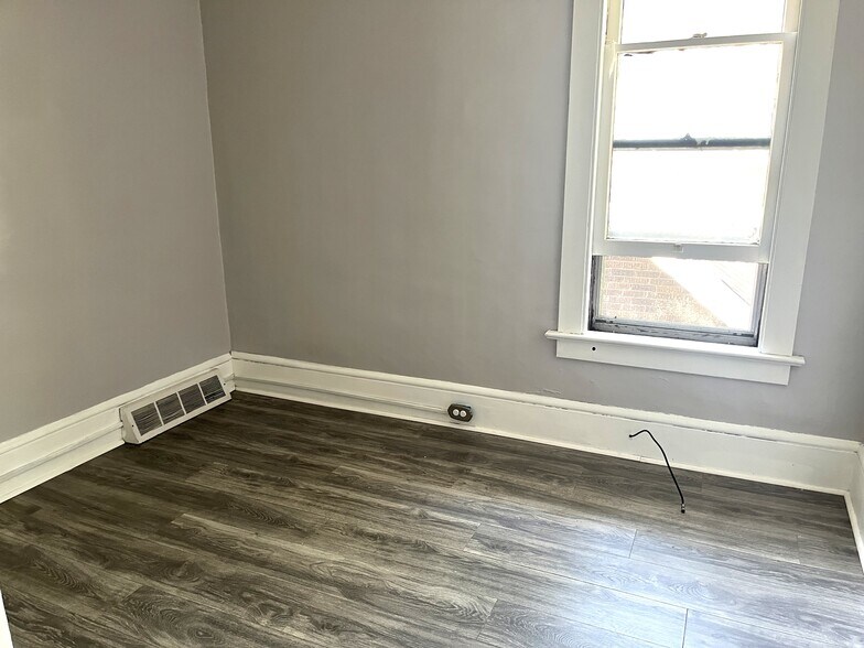 Building Photo - 1158 Brown Ave