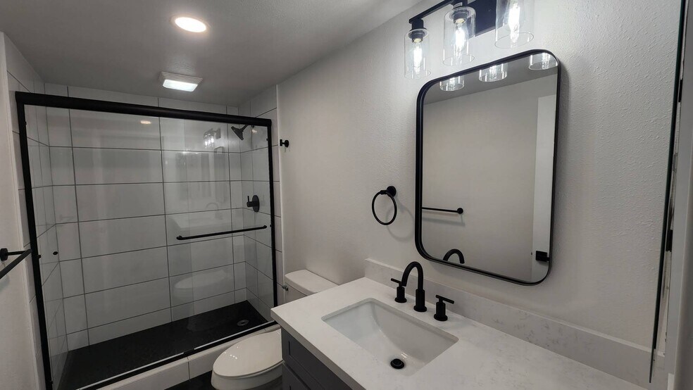 Bath - 579 James Ave