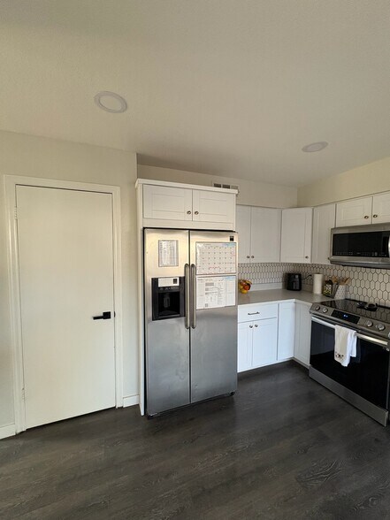 Kitchen - 3315 E Kelton Ln