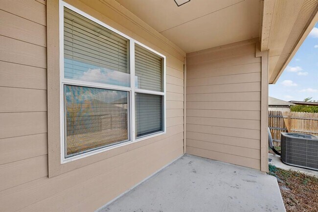 Building Photo - 402 Pentire Way