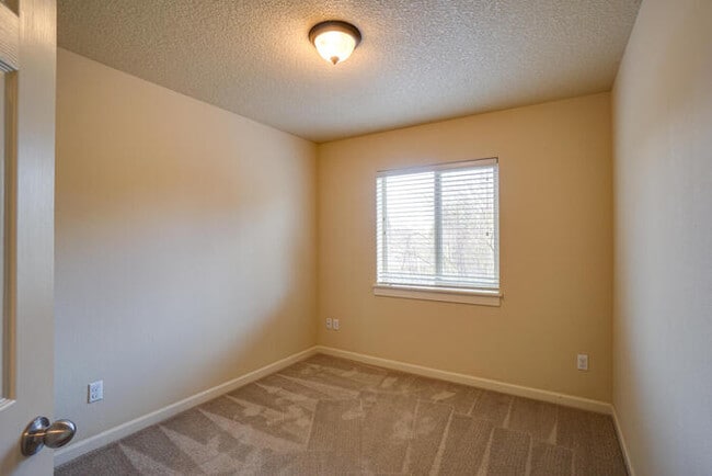 Building Photo - BEAUTIFUL THREE BEDROOM HOME IN FELIDA