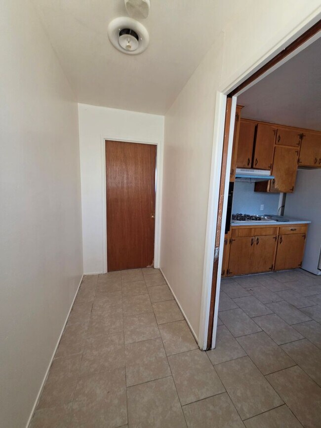Building Photo - Spacious Home!!