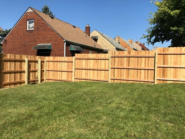 Building Photo - AVAILABLE AUGUST 1ST! DON'T MISS THIS BEAUTIFUL 3 BEDROOM IN WEST MIFFLIN!