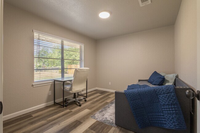 Building Photo - 106 Mimosa St