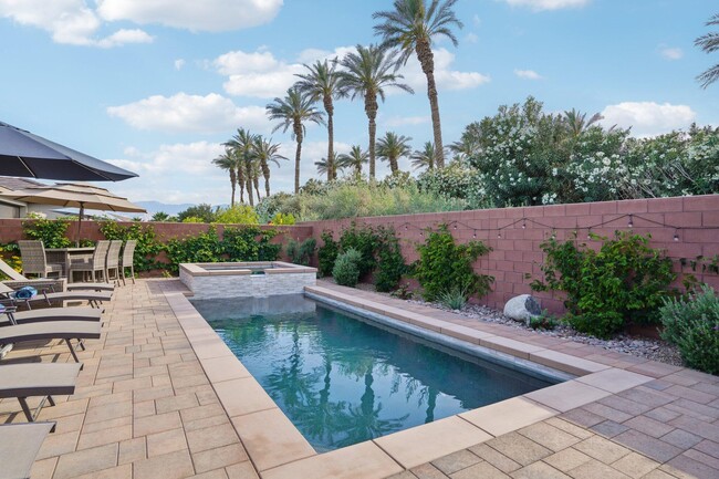 Building Photo - 51725 Pinnacle Vis Dr