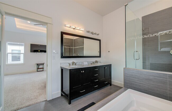 Building Photo - 4311 Marina St