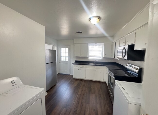 Building Photo - 405 Botts St