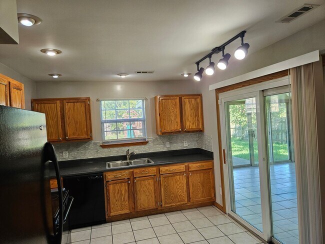 Building Photo - Oak Springs