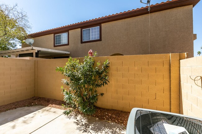 Building Photo - Stylish 2-Bedroom Townhome in Henderson!