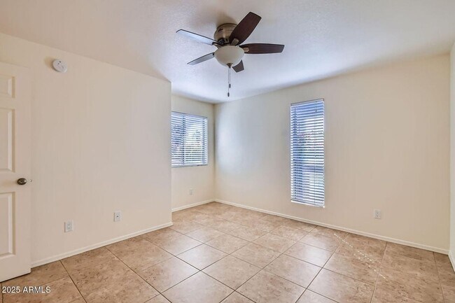 Building Photo - Luxury and Resort like Living at Scottsdale Park Place!!!  Tile throughout, light, bright and Pri...