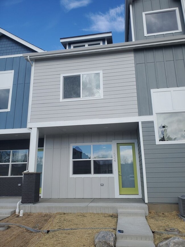 Building Photo - Beautiful and Updated 2BR Townhome With At...