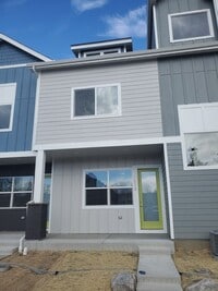 Building Photo - Beautiful and Updated 2BR Townhome With At...