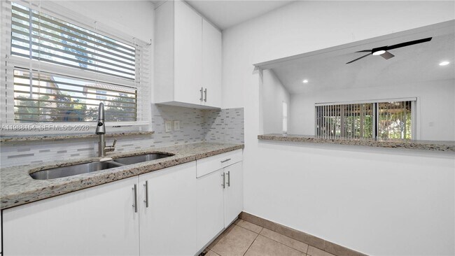 Building Photo - 10575 La Placida Dr