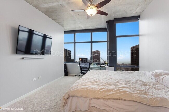 Building Photo - 235 W Van Buren St