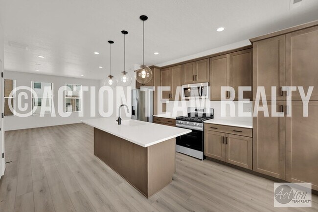 Building Photo - New Townhome in Farmington!
