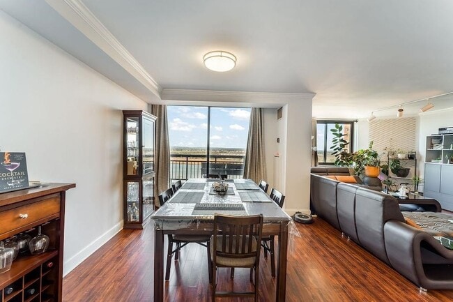 Building Photo - 2110 Harmon Cove Tower